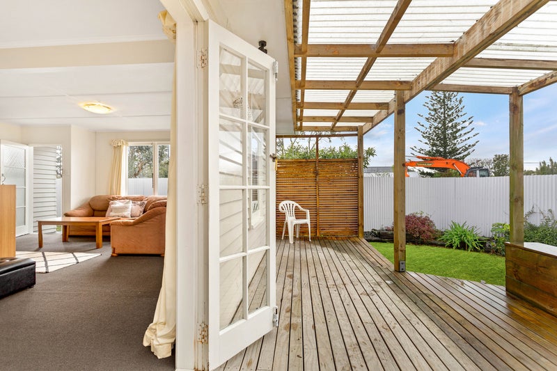 2/99 Hobsonville Road, West Harbour, Auckland - Carousel 1