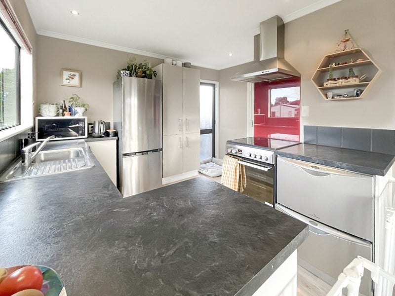 9 Cargill Grove, Kelvin Grove, Palmerston North - Carousel 2