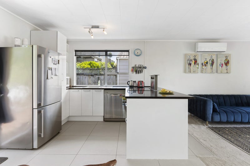 32 Glen Vista Place, Bayview, Auckland - Carousel 2