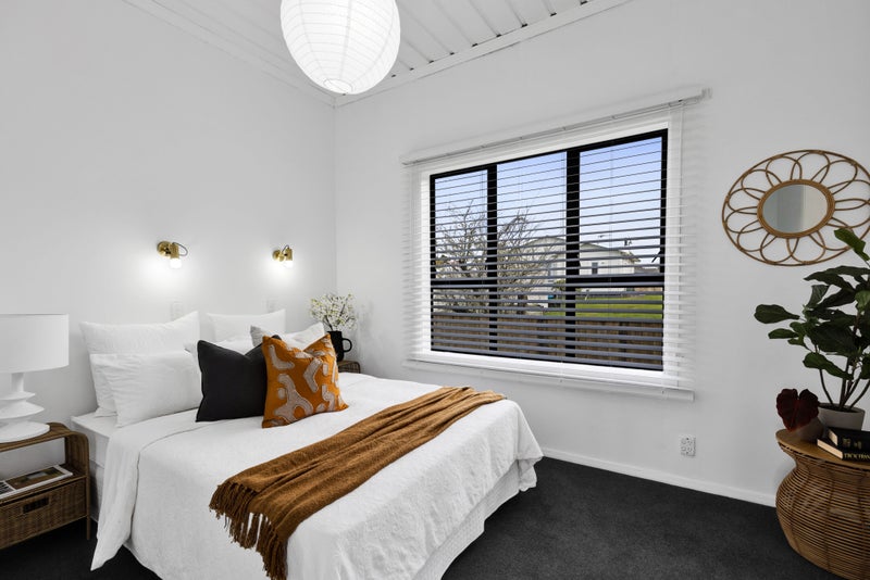 39A Portia Street, Stratford - Carousel 1