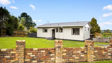 4 Forster Place, West Harbour, Auckland - Carousel 1