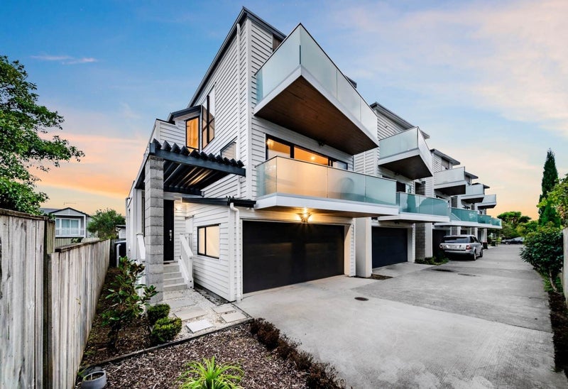 12E Ropata Avenue, Point England, Auckland - Carousel 1