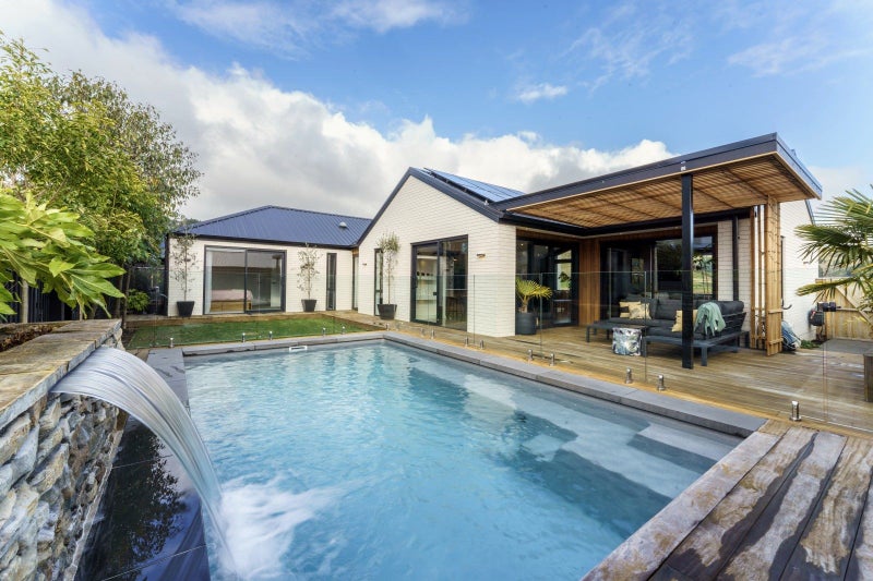 2 Aubrey Lane, CRACROFT, CHRISTCHURCH - Carousel 1