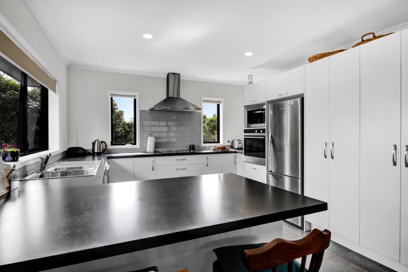 120 Pohutukawa Place, Waiwhakaiho, New Plymouth - Carousel 2