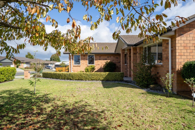 8 Alpers Ridge, Leamington, Cambridge - Carousel 1