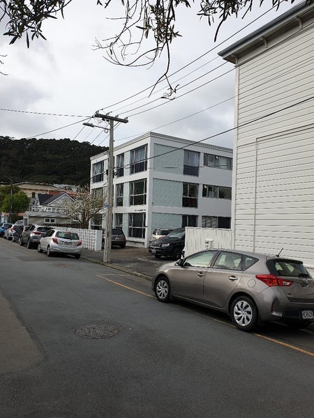 4/4 Queen Street, Mount Victoria, Wellington - Carousel 1