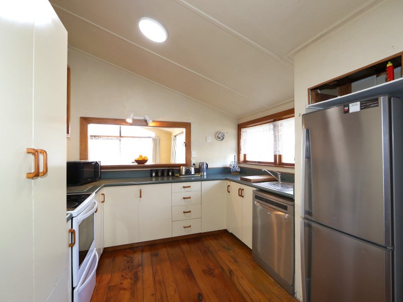 208 Sunnybank Crescent, Camberley, Hastings - Carousel 2