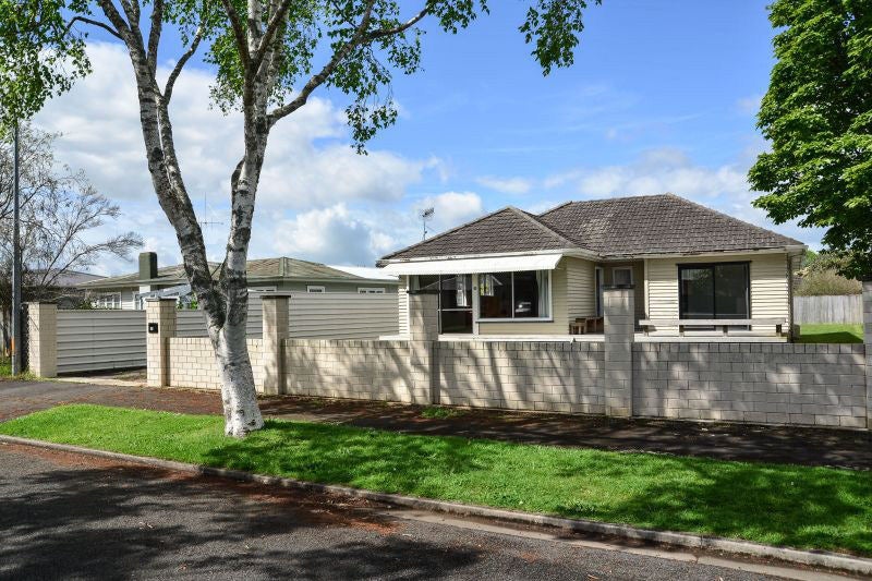 42 Montgomery Crescent, Bader, Hamilton - Carousel 1