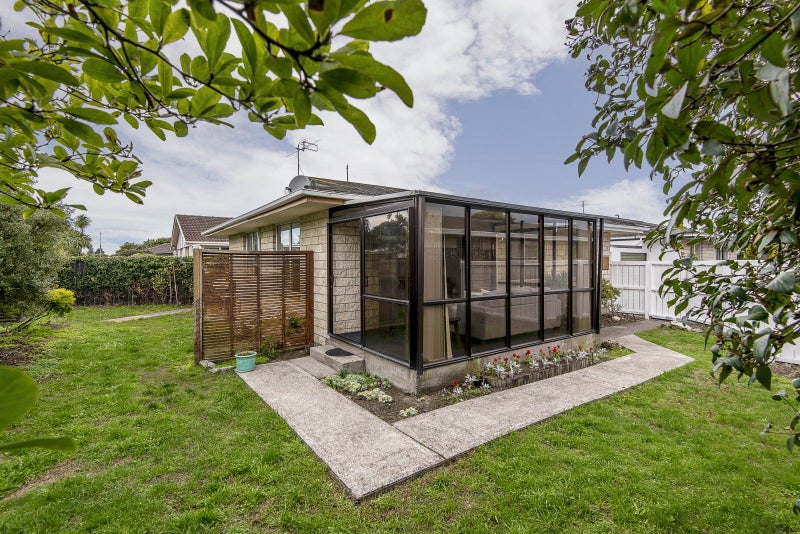 2/6 Tamarisk Place, Parklands, Christchurch - Carousel 1