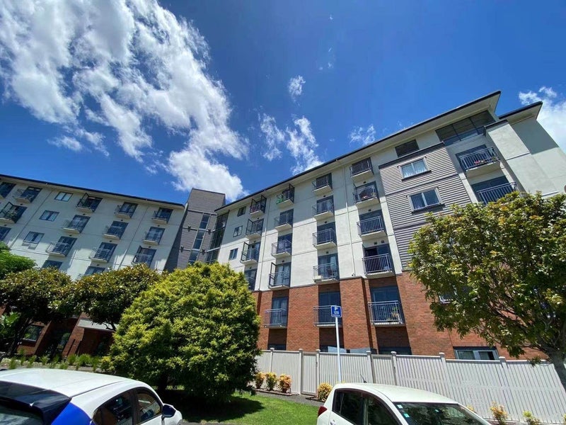 5F/10 Crown Lynn Place, New Lynn, Auckland - Carousel 1