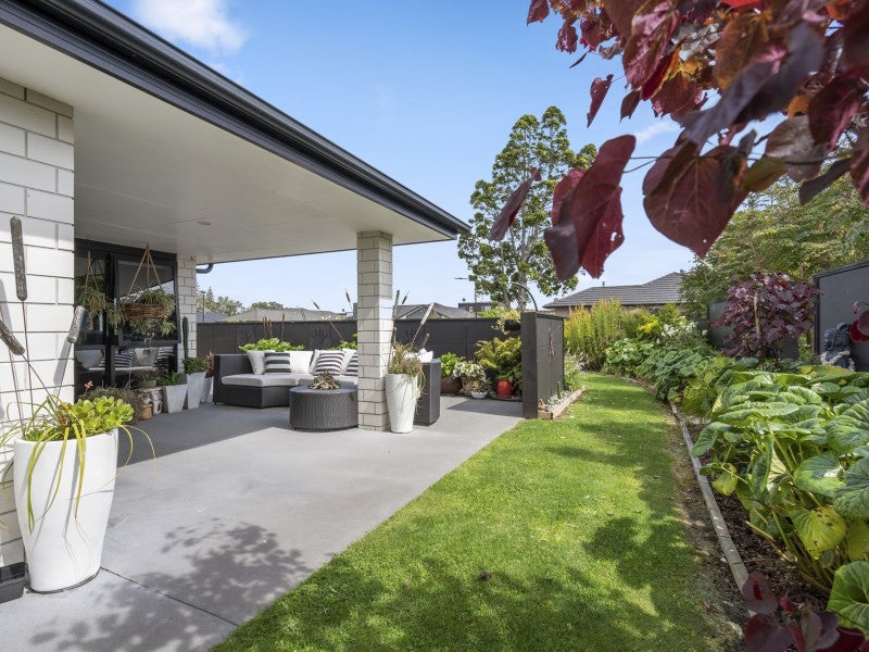 8 Cooke Farm Grove, Waiwhakaiho, New Plymouth - Carousel 1