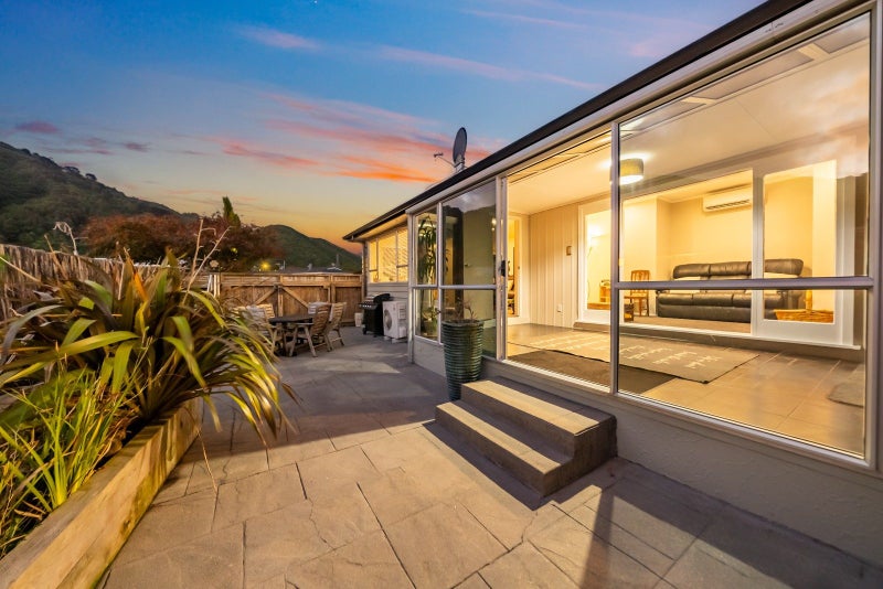 19 Denver Grove, Totara Park, Upper Hutt - Carousel 1