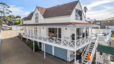 15 Flagstaff Place, Massey, Auckland - Carousel 1