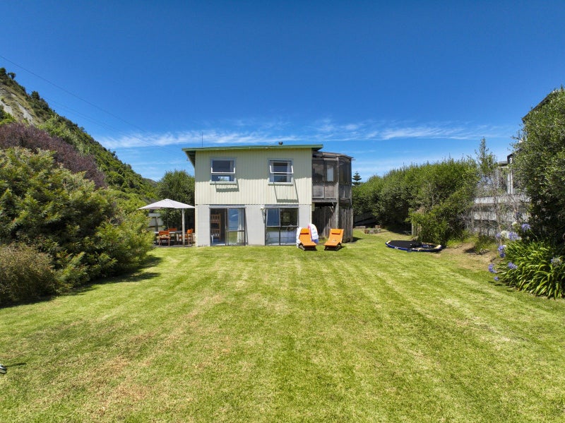 20 Kahawai Street, Māhia - Carousel 1