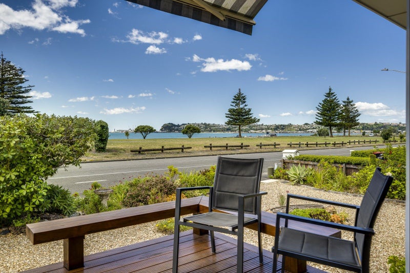 18 The Esplanade, Westshore, Napier - Carousel 1
