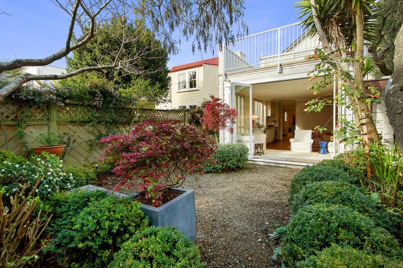 27 Moir Street, Mount Victoria, Wellington - Carousel 1