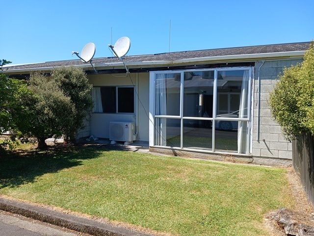 17 Papakowhai Court, West End, Palmerston North - Carousel 1