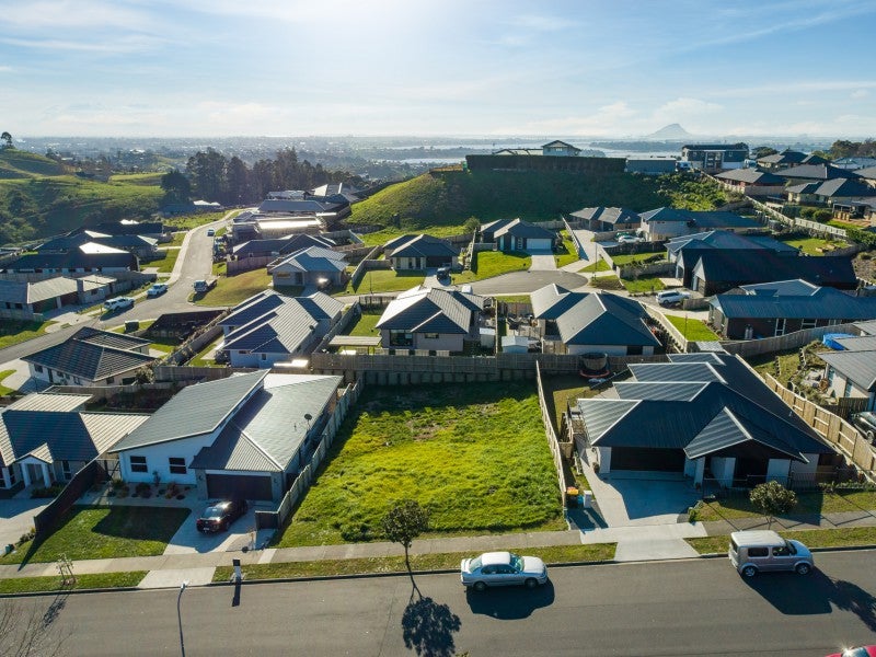 18 Ballintoy Park Drive, Welcome Bay, Tauranga - Carousel 1