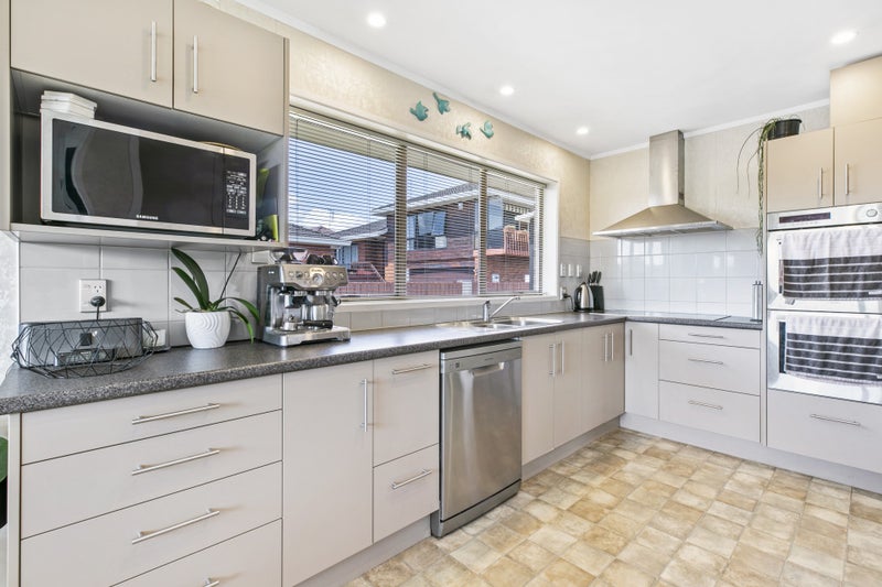 32 Rushgreen Avenue, Pahurehure, Papakura - Carousel 2