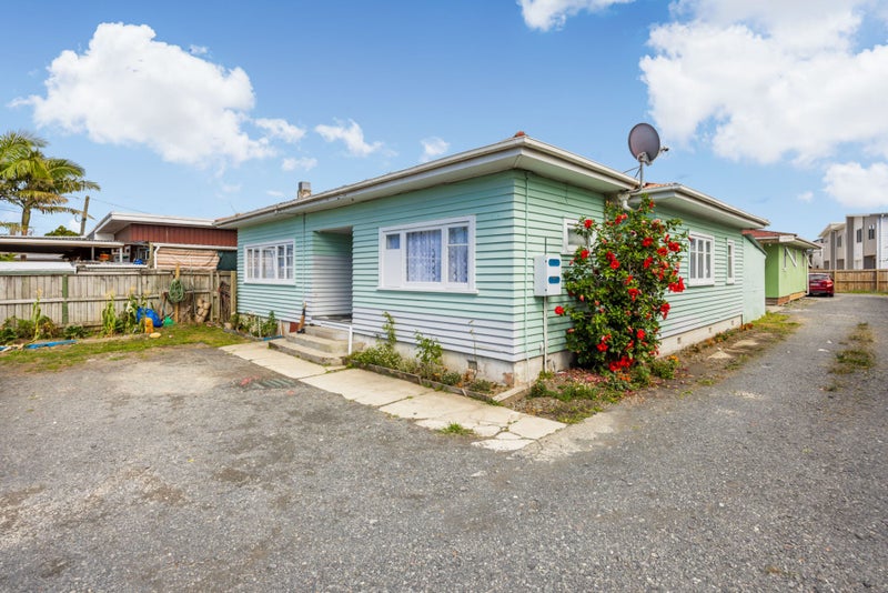 319 Massey Road, Mangere East, Auckland - Carousel 1