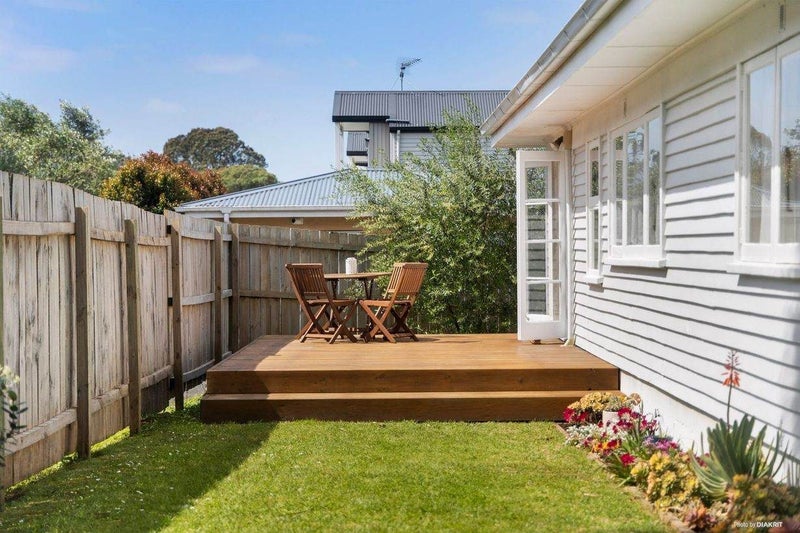 16A Ropata Avenue, Point England, Auckland - Carousel 2