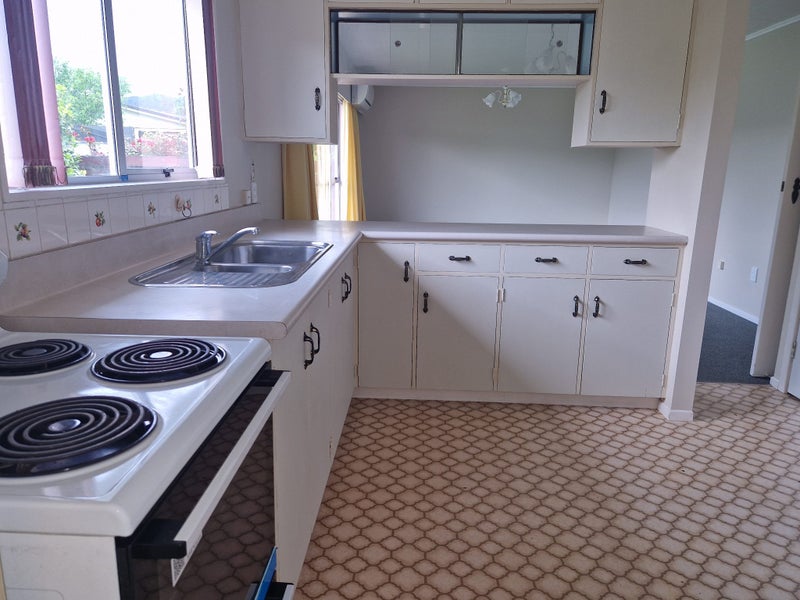 11A Waddington Drive, Naenae, Lower Hutt - Carousel 2