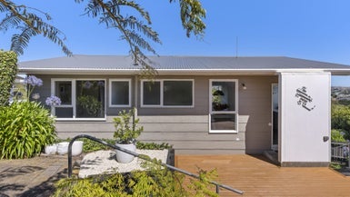 9B Colchester Crescent, Newlands, Wellington - Carousel 1