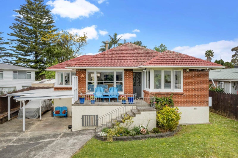 9 Alwyn Avenue, Te Atatu South, Auckland - Carousel 1
