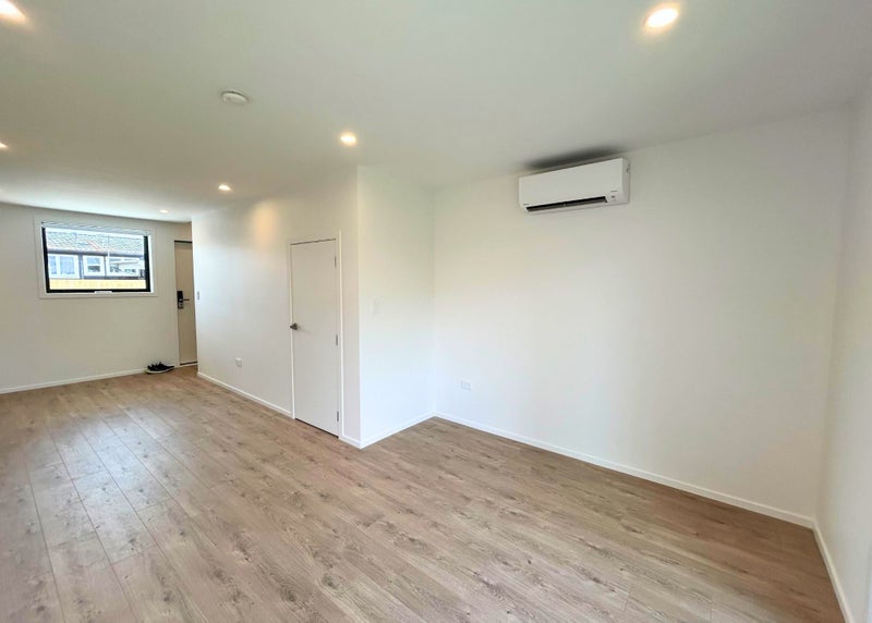 5/4 Mead Street, Avondale, Auckland - Carousel 2