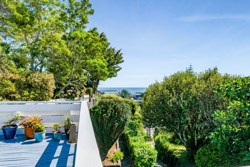 10 Lawry Street, Moturoa, New Plymouth - Carousel 1