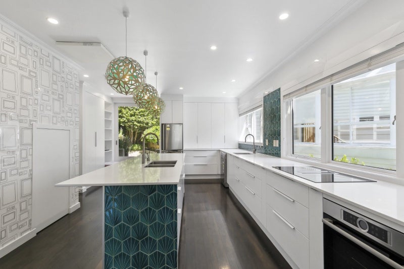 11 Easdale Street, Kelburn, Wellington - Carousel 1