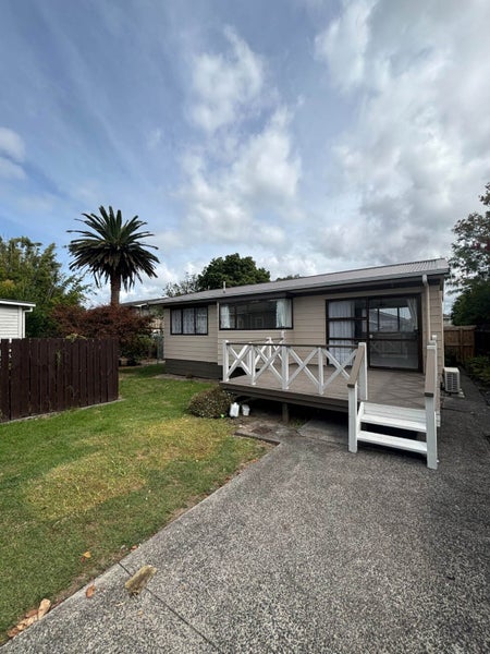 1/198 Te Atatu Road, Te Atatu South, Auckland - Carousel 1