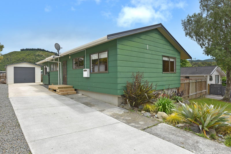 6 Garnet Grove, Birchville, Upper Hutt - Carousel 1