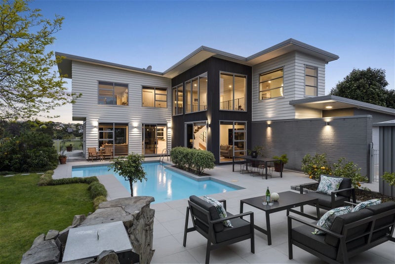 2 Tarahanga Street, Northcote, Auckland - Carousel 1