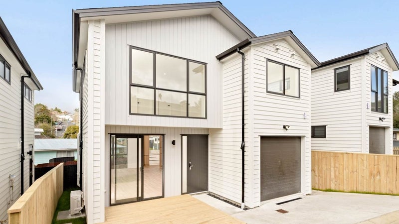 31B Garton Drive, Massey, Auckland - Carousel 1