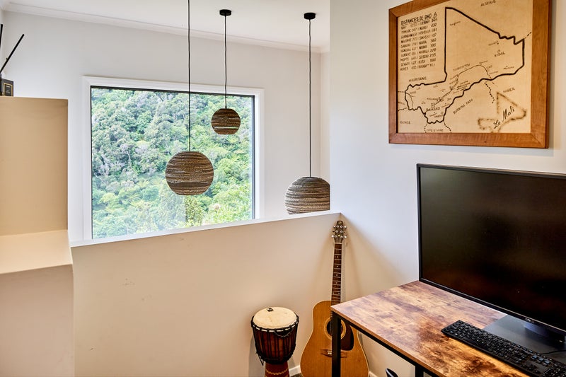 40 Rona Street, Eastbourne, Lower Hutt - Carousel 1