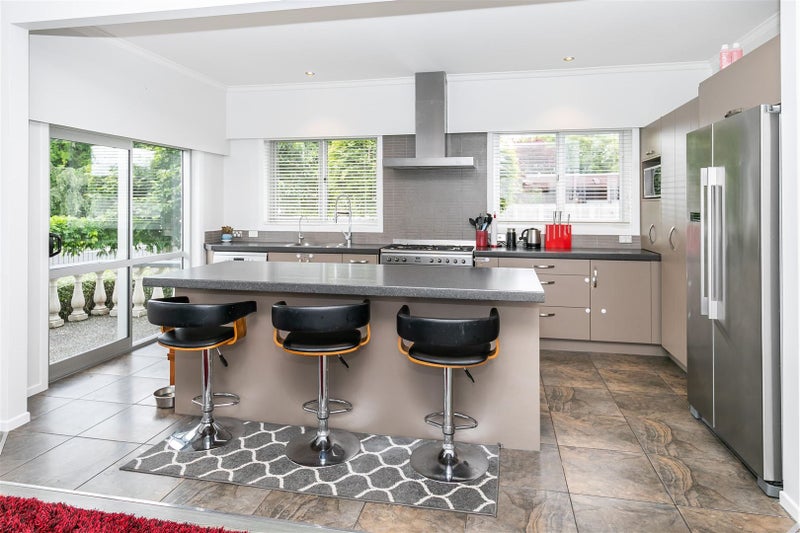 16 Glen Lynne Avenue, Queenwood, Hamilton - Carousel 2