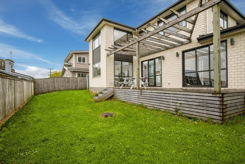 12A Marsh Avenue, Forrest Hill, Auckland - Carousel 2