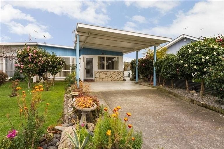 6A Hollows Crescent, Takaro, Palmerston North - Carousel 1