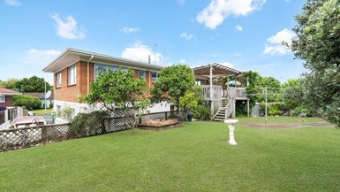 8 Kyeemagh Street, Botany Downs, Auckland - Carousel 1