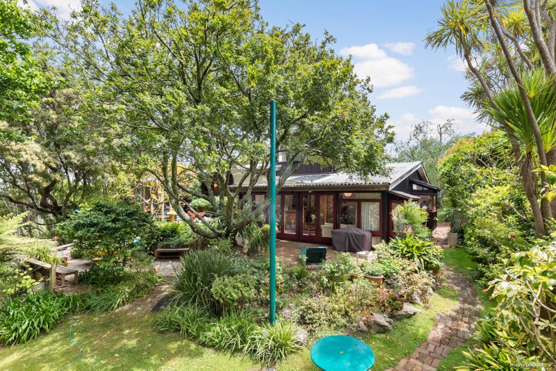 8 Valkyria Place, Beach Haven, Auckland - Carousel 1