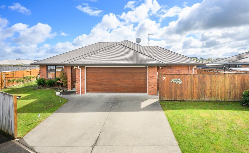 7 Medallion Court, Kelvin Grove, Palmerston North - Carousel 1
