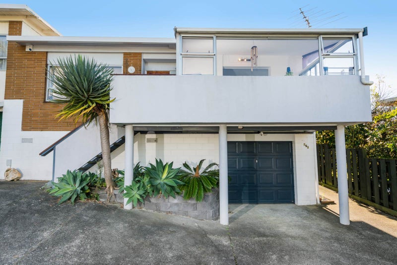 2/2 Camelot Place, Glenfield, Auckland - Carousel 1
