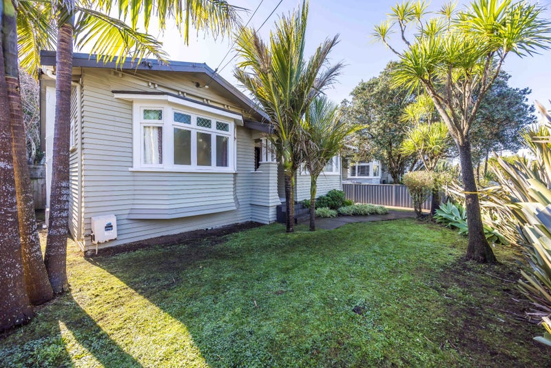 27 Aroha Avenue, Sandringham, Auckland - Carousel 1