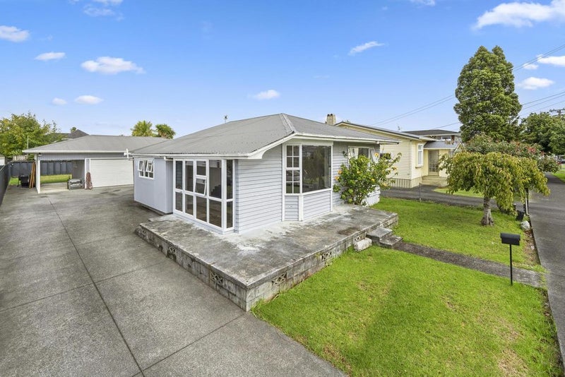 15 Buxton Street, Point Chevalier, Auckland - Carousel 1