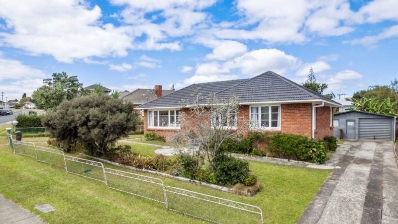 18 Essex Street, Te Atatu South, Auckland - Carousel 1