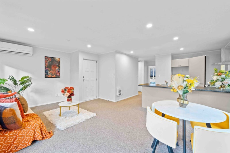 33 Regents Park Place, Westgate, Auckland - Carousel 1