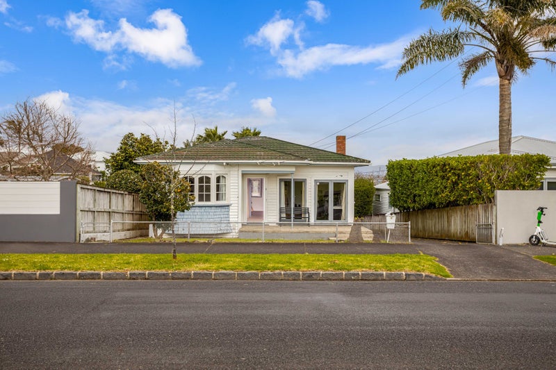 8 Muripara Avenue, Point Chevalier, Auckland - Carousel 1
