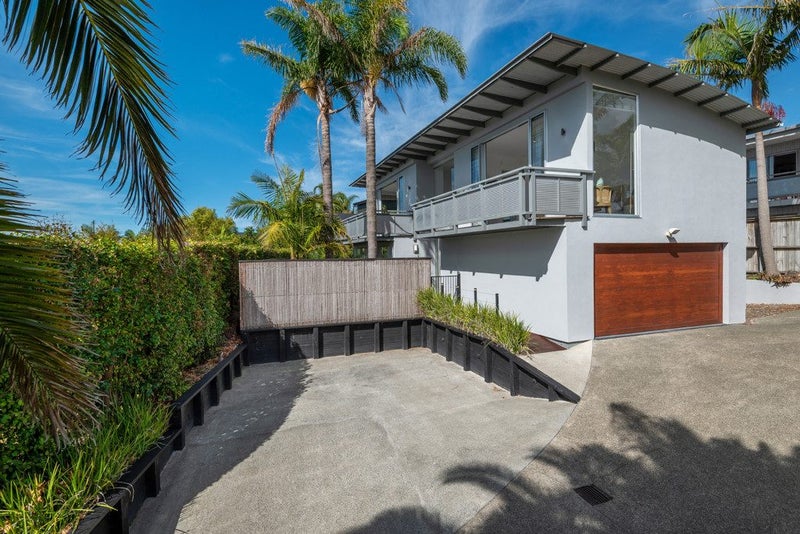 1/598 Beach Road, Rothesay Bay, Auckland - Carousel 1