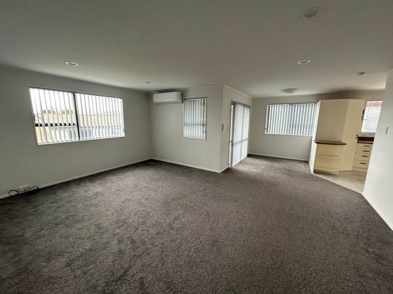 6 Marco Place, Highland Park, Auckland - Carousel 2